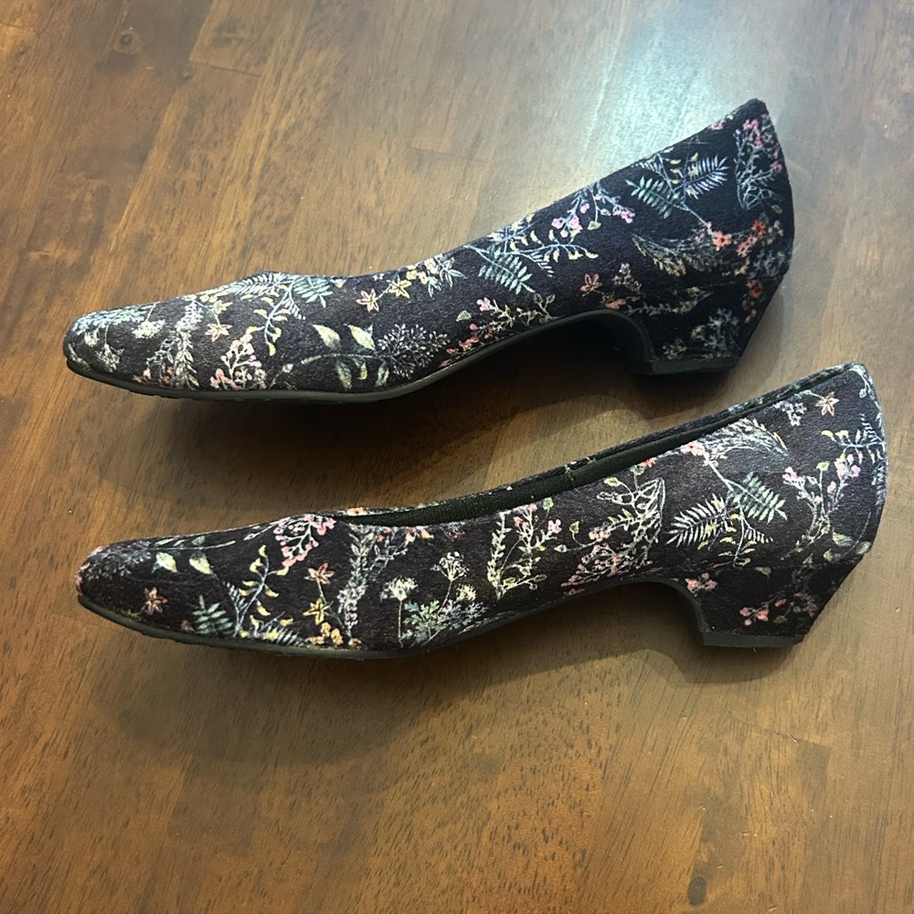 Soft Style Suede Floral Shoes Size 8 1/2 - Picture 4 of 6